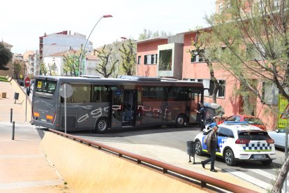 El autocar acabó parando tras chocar contra un contenedor. 