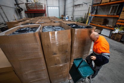 Imagen de los últimos cubos para la recogida puerta a puerta en cinco municipios de Les Garrigues. 