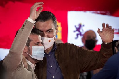 El candidato del PSOE, Luis Tudanca, arropado por Pedro Sánchez.