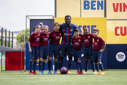 Franck Kessié, ahir amb nens i nenes del planter blaugrana.