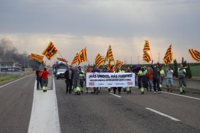 Els treballadors van tallar la carretera a primera hora del matí.