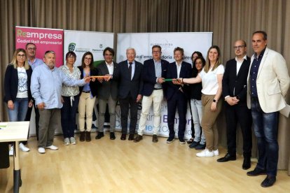 Els presidents de la Diputació de Lleida, Joan Talarn, i de Cecot, Antoni Abad, amb altres autoritats i empresaris que han agafat un negoci o que l'han traspassat amb el suport de Reempresa