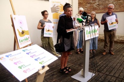 La membre de la junta de la Coordinadora d'ONGD i aMS de Lleida, Carme Campoy, durant la presentació de la campanya 'La vida al centre'