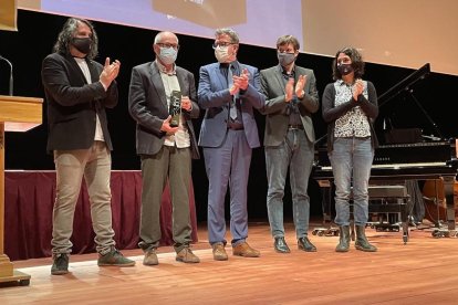 El guanyador del premi Valeri Serra, Francesc Roma (2n esquerra), amb les autoritats ahir a Bellpuig.