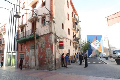 El edificio que fue desalojado con el apoyo de la Urbana, y algunos de los okupas junto a la fachada.