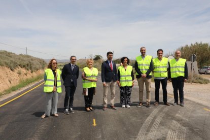 Puigneró, al centre, entre les alcaldesses d’Almenar i Almacelles, Teresa Malla i Vanesa Olivart.