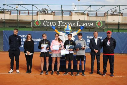Los finalistas del torneo junto al tenista Tommy Robredo.