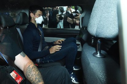 Djokovic surt de l’Hotel Park per atendre en la vista judicial a Melbourne.