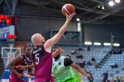 Schreiner entra a canasta ante la mirada del jugador del Oviedo Kabasele.