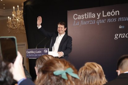 El candidato por el PP, Alfonso Fernández Mañueco, celebra la victoria popular en los comicios. 