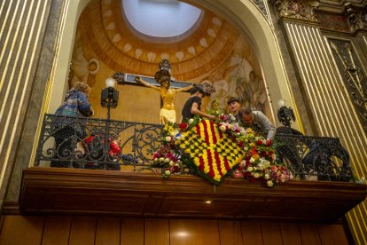 Las flores se colocaron en el balcón frente al Sant Crist.