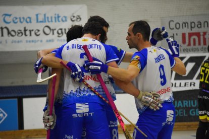 Los jugadores del Finques Prats Lleida se abrazan después de uno de los goles conseguidos ayer en la pista del Voltregà.