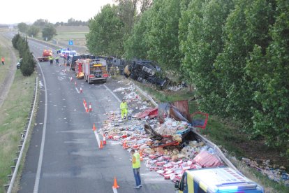 Un dels camions va quedar bolcat i un altre, amb la càrrega escampada, ahir arran de la col·lisió a l’A-2.