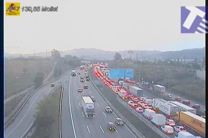 Cues per un accident a l'AP-7 a Mollet del Vallès.