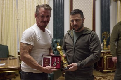 Sean Penn entrega un dels seus Oscar al president Zelenski