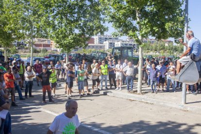 Agricultores del Urgell y la Segarra se reunieron en Tàrrega antes de montar en más de 150 tractores para la marcha lenta por la C-14.