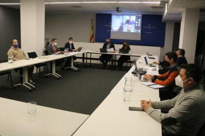 Reunión entre representantes del Govern, de los municipios afectados y de los promotores de nueve parcos solares proyectados en Alcarràs y de su línea de evacuación, celebrada en la delegación del Govern en Lleida.