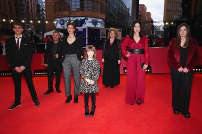 Siete de los protagonistas leridanos no profesionales, ayer en alfombra roja de la Berlinale antes de la proyección de ‘Alcarràs’.