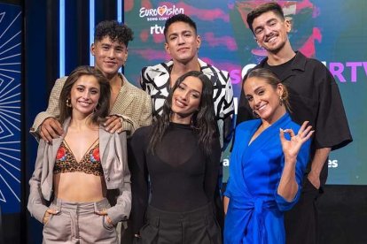 Chanel, madrina en TVE y pregonera del Orgullo, con sus bailarines.