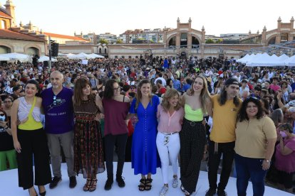 Yolanda díaz, de rosa, acompañada ayer por distintos miembros de su plataforma electoral.