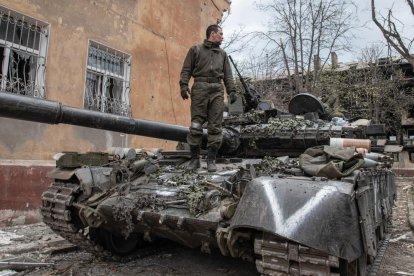 Un soldat rus durant el setge de la ciutat de Mariúpol.