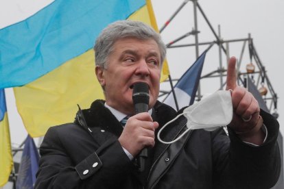 Poroshenko volvió ayer a Ucrania para ser juzgado por traición.