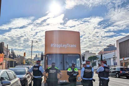 L'autobús d'Hazte Oír immobilitzat pels Mossos d'Esquadra.