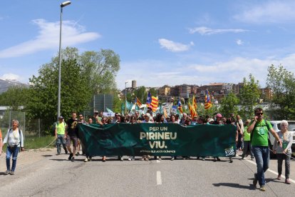 La cabecera de la protesta contra los Juegos ayer en Puigcerdà.