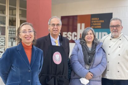 Los impulsores del Xup Xup Solidari junto a la directora de Arrels Sant Ignasi, Rosa Majoral. 