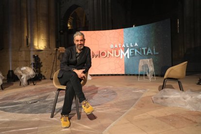 Roger de Gràcia ayer en la Seu Vella durante la preparación del plató desde el que emiten hoy.