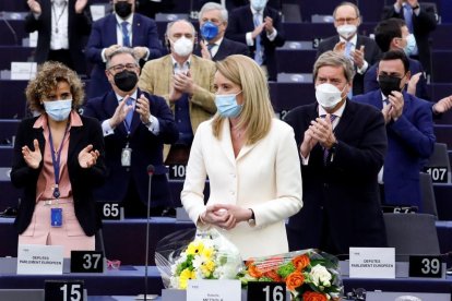 La popular Roberta Metsola, aplaudida després de ser nomenada presidenta de l’Europarlament.