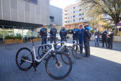 Pueyo e Ibarz, junto a las nuevas bicicletas de la Guardia Urbana. 