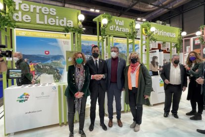 El conseller de Empresa y Trabajo, Roger Torrent, con el presidente de la Diputación de Lleida, Joan Talarn, ante los espacios 'Pirineu'i 'Terres de Lleida' dentro del estand de Catalunya en Fitur.