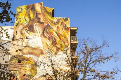 El mural de Lily Brick en la fachada de Doctora Castells.