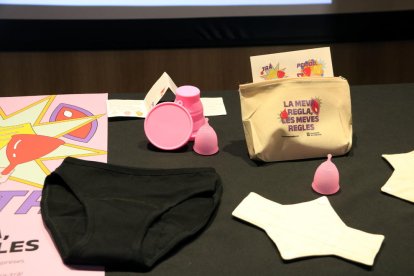 Copas menstruales, bragas absorbentes y compresa reutilizable.