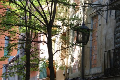 Un piso de Barcelona con la ventana tapiada para que no entren los okupas.