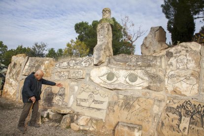 Josep Amenós, en 2018 frente a sus dibujos en su parque.