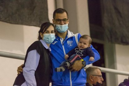 Oriol Vives, junto a su esposa Anna y su hijo Nil, en un partido de esta temporada.