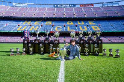 Piqué va posar ahir amb tots els seus trofeus com a blaugrana.