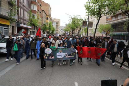 Una decena de taxis de Barcelona acudieron ayer al funeral de Mohamed Ezzeraiga en el Palau de Vidre.