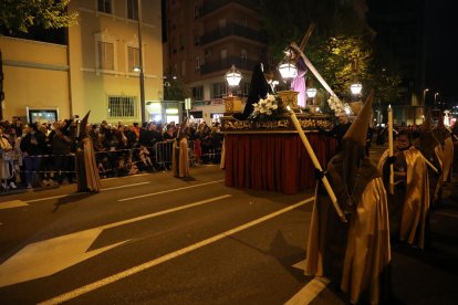 La procesión estrenó el paso de Jesús con la Cruz frente a Maria.