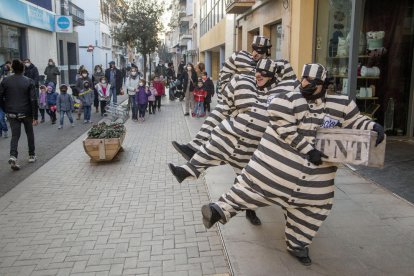 Alcarràs. La compañía leridana Campi Qui Pugui animó las calles el primer día de Festa Major. 