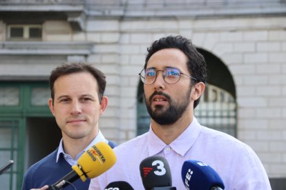 El rapero Valtònyc atendiendo los medios de comunicación con su abogado, Simon Bekaert, después de la sentencia del Tribunal de Apelación de Gante que rechaza la extradición.