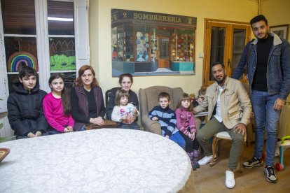 Siete refugiados se instalaron ayer en una vivienda cedida por una familia de Tàrrega. A la derecha, el taller Toranès de Torà ha cedido una ambulancia para llevar material. 