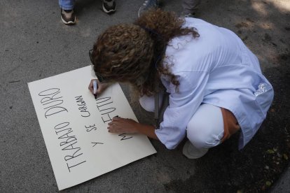 Els MIR, mà d'obra barata en primera línia davant la covid