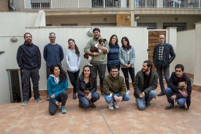 Imagen de grupo de varios miembros de la cooperativa La Closca, que gestiona el bloque donde viven en la calle Bruc, en Cappont.