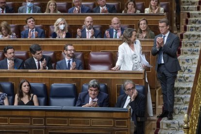 Feijóo aplaudeix Cuca Gamarra durant la primera jornada del debat sobre l’estat de la nació.