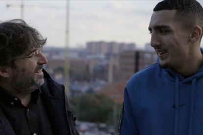 Jordi Évole, junto al cantante en L’Hospitalet de Llobregat.