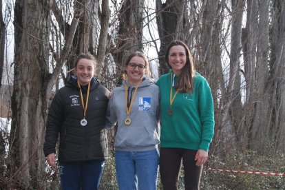 Laia Sorribes, del Nàutic Mig Segre, en el centro, tras ganar en K1.