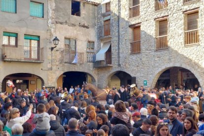 Els visitants van omplir ahir la plaça de Salàs per veure els actes del bestiari popular.